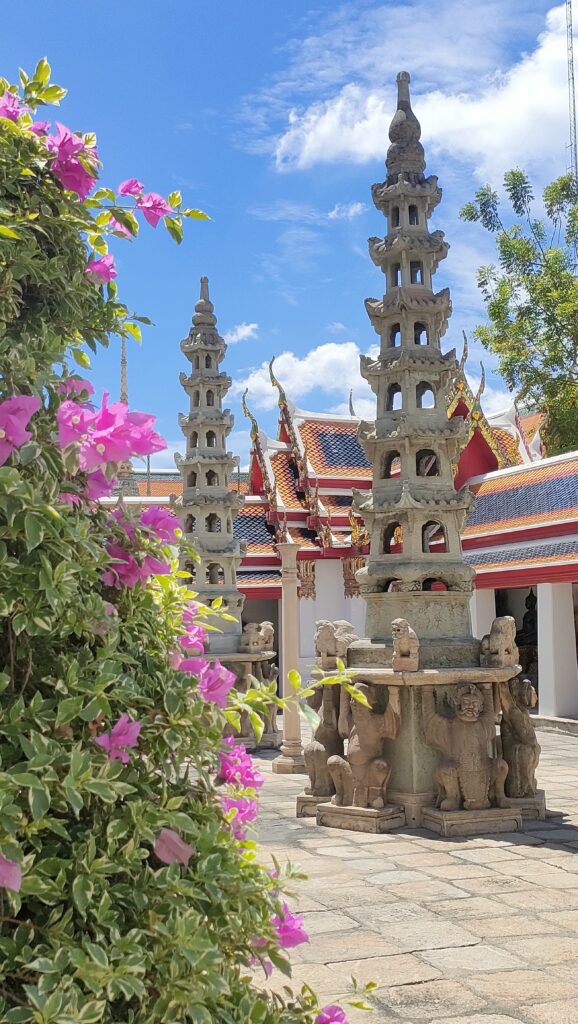 ワット・ポーの建築と華やかな草花