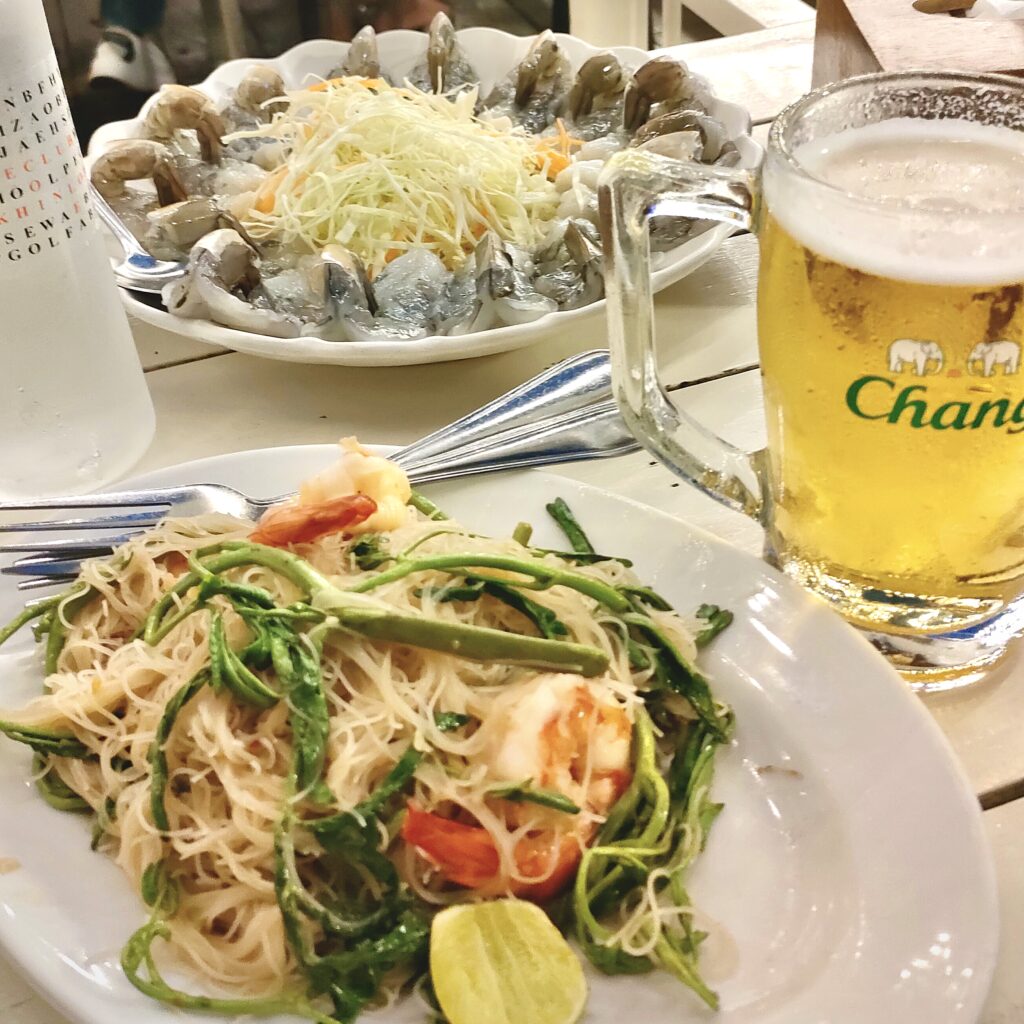 海老の料理とスパイスが効いた麺料理にchangビール